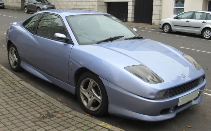Wcięcia biegnące od reflektorów w głąb błotników łamały włoską modę na zaokrąglenia — w 1993 roku Coupé wyglądało jak auto z innej dekady.