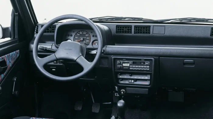 Deska rozdzielcza Daewoo Tico SX — kierownica, zegary, radio z odtwarzaczem kaset i panel klimatyzacji. Materiały katalogowe producenta