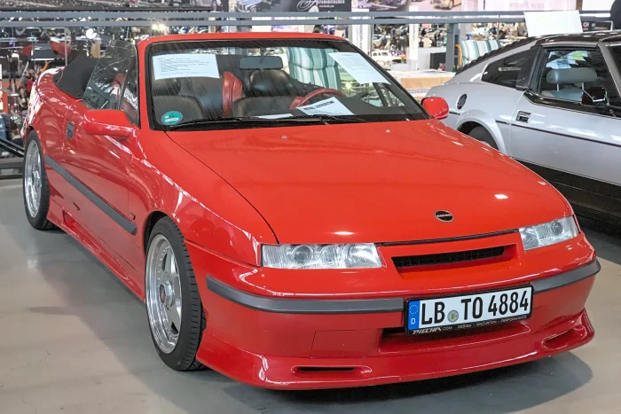 Otwarta Calibra, ale uwaga: to przeróbka, nie auto fabryczne. Opel nigdy nie zbudował Calibry cabrio seryjnie — wszystkie egzemplarze bez dachu to realizacje firm tuningowych.