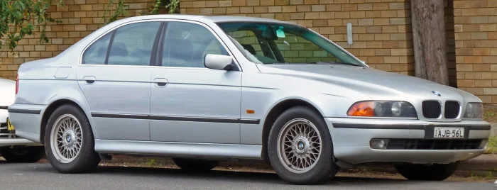 BMW 523i sprzed 2000 roku — roczniki 1995–1996 tej rodziny silników ciągną za sobą aferę Nikasilu, choć do Polski trafiały głównie już poprawione egzemplarze.