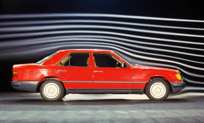 Sedan 124 w tunelu aerodynamicznym, 1984. To tutaj spokojna bryła Sacco przestawała być kwestią gustu, a stawała się fizyką — strugi powietrza zdradzały, czy nadwozie naprawdę jest tak śliskie, jak miało być. Wynik: współczynnik oporu w okolicach 0,28, le