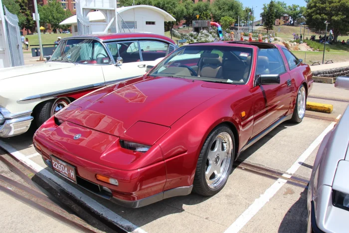 Pierwszy 300ZX (Z31, tu rocznik 1987) — kanciasty klin lat 80. z chowanymi reflektorami. Pod maską pojawił się pierwszy w rodzinie Z silnik V6.