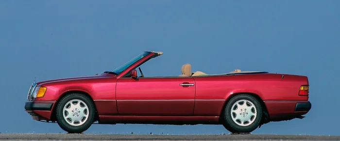 Kabriolet A124 z 1991 roku — pierwszy czteromiejscowy kabriolet Mercedesa od mniej więcej dwóch dekad i auto, które jako ostatnie z całej rodziny zeszło z taśmy w lipcu 1997 roku. Rodzina 124 zaczęła się od sedana, a skończyła odkrytym autem produkowanym 