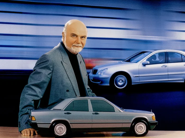 Sacco z modelem W201 (Klasa 190), 2000 rok. Rok po przejściu na emeryturę projektant pozuje z autem, które w 1982 roku otworzyło Mercedesowi segment kompaktowy.