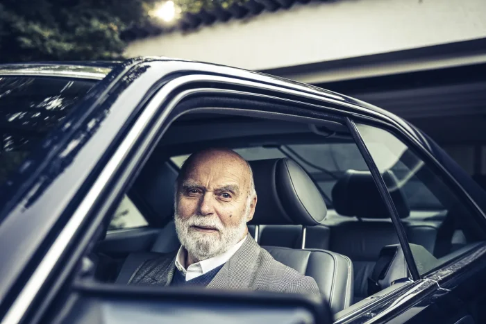 Bruno Sacco za kierownicą prywatnego 560 SEC, 2019 rok. Coupé Klasy S z 1985 roku to model, który Sacco cenił najbardziej w swoim portfolio — jeździł nim przez prawie cztery dekady.
