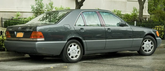 S 350 Turbodiesel — badge, którym w latach 90. nikt się nie chwalił. Dziś to jedna z tańszych dróg do W140, choć z silnikiem o delikatnej konstrukcji.
