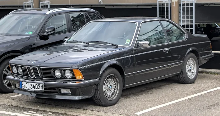 Czarne 635CSi z zabytkową rejestracją ze Stuttgartu. Faceliftingi dołożyły dyskretne spojlery i nowe zderzaki, ale sylwetki nie ruszył żaden z nich.