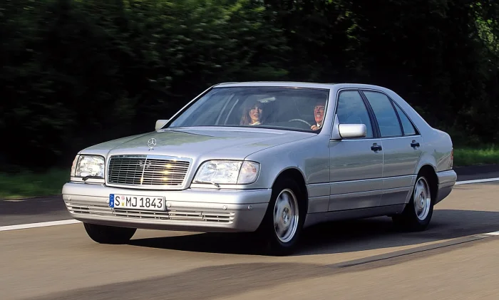 Mopf I R129 z BAS jako standardem od grudnia 1996 — razem z klasą S W140 pierwsze auta świata z asystentem hamowania awaryjnego w wyposażeniu standardowym.