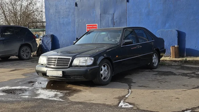 Czarny W140 pod blokiem — kadr, który w latach 90. na wschodzie Europy oznaczał bardzo konkretny status. Legenda „małego czołgu” żyje do dziś.