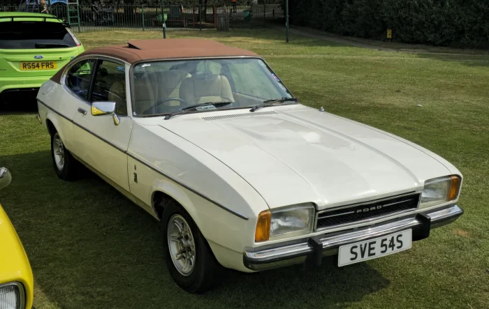 Ford Capri Mk2 w wersji Ghia — druga generacja z lat 1974–1978. Rozpoznasz ją po wielkiej klapie tylnej otwieranej z szybą i winylowym dachu luksusowej odmiany. Mniej efektowna od Mk1, za to praktyczniejsza.