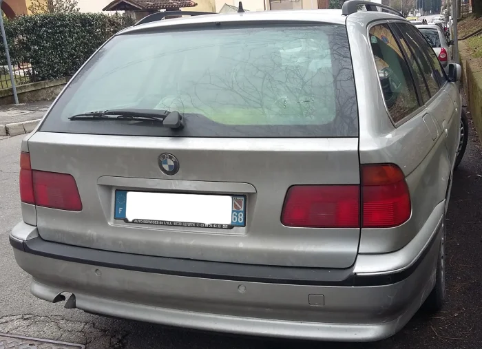Touring E39 na zlocie klasyków — BMW świadomie poszło w tym nadwoziu w proporcje i prowadzenie, zostawiając prymat pojemności Mercedesowi i Audi.