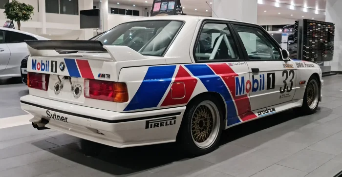 Egzemplarz w barwach BMW Finance z nazwiskiem Franka Sytnera na słupku. Sytner wygrał BTCC w 1988 roku, prowadząc na co dzień sieć salonów BMW — mistrzostwo zdobył samochodem, który sprzedawał u siebie na parkingu.