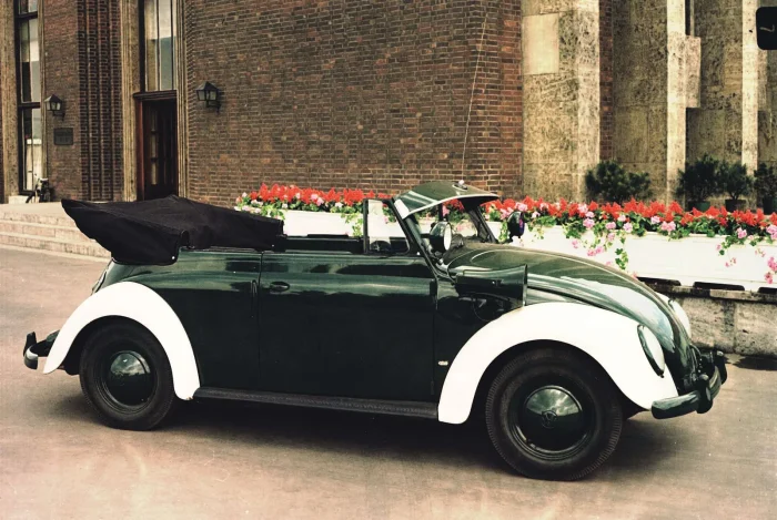 Czteroosobowy kabriolet z pierwszych powojennych lat, według archiwum Volkswagena w policyjnej specyfikacji. Otwartego Garbusa poznasz po dachu składanym w wysoki kufer za kanapą.