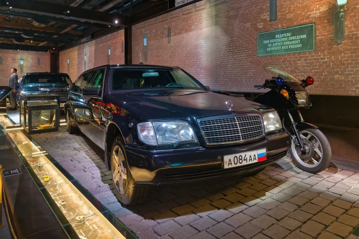S 600 Pullman Guard — opancerzona, przedłużona odnoga rodziny, budowana niemal ręcznie do 2000 roku, dwa lata po zejściu zwykłego sedana z taśmy. Egzemplarz z moskiewskiego muzeum garażu specjalnego.