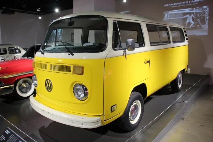 Ostatni rok europejskiej produkcji ogórka. Późny Transporter drugiej generacji z 1979 roku — po nim pałeczkę w Europie przejął kanciasty T3.
