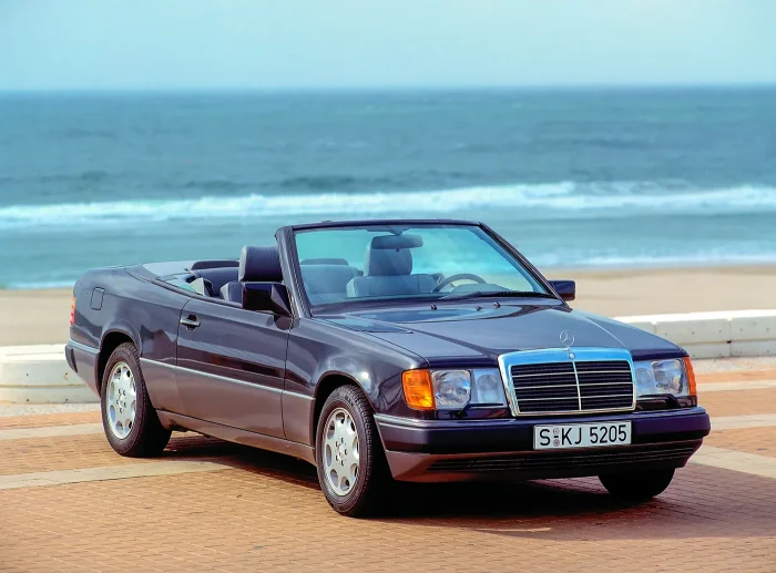 Kabriolet A124 z 1991 roku w ujęciu trzy czwarte z przodu — najdroższy 124, jakiego dało się kupić w salonie. Pierwszy czteromiejscowy kabriolet Mercedesa od mniej więcej dwóch dekad. Zbudowanie go z bezpiecznego nadwozia coupé wymagało żmudnych wzmocnień