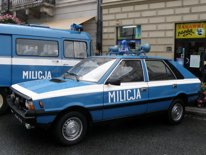 Polonez w barwach Milicji Obywatelskiej. Od połowy lat 80. auto w większych partiach trafiało do służb i na stałe weszło do pejzażu PRL.