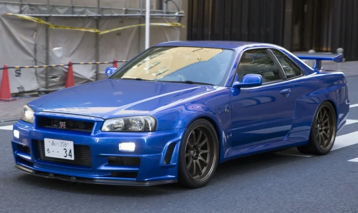 R34 GT-R w naturalnym środowisku, na japońskiej ulicy. Egzemplarze na rynek wewnętrzny wyjeżdżały z fabryki z ogranicznikiem prędkości ustawionym na 180 km/h.