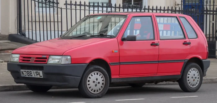 Fiat Uno drugiej serii po liftingu z 1989 roku, rocznik 1992 — nowy, zaokraglony przod przy zachowanej sylwetce Giugiaro. To te wersje montowano w Bielsku-Bialej i Tychach.