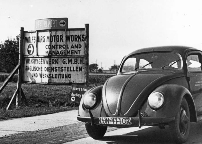 Wolfsburg, druga połowa lat 40. Tablica przy wjeździe nie zostawia wątpliwości, kto rządzi fabryką — Wolfsburg Motor Works działa pod brytyjskim zarządem.