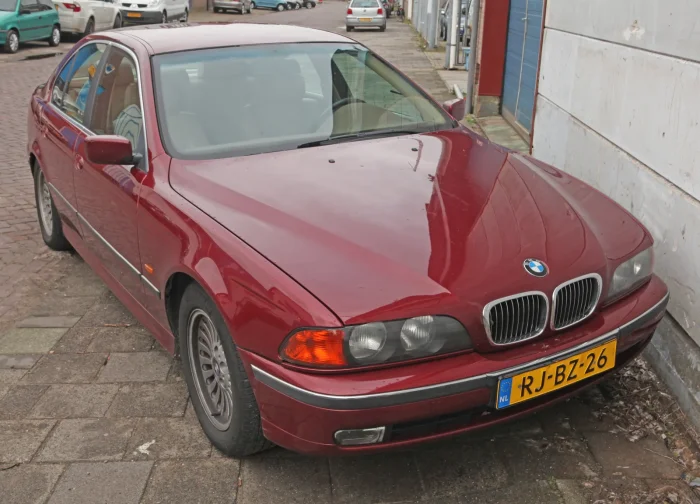BMW 528i z 1997 roku — pierwsze roczniki E39 miały jeszcze płynne, zaokrąglone linie w duchu bio-designu, zanim styl marki na dobre przewrócił Chris Bangle.