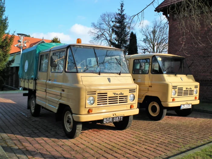 Dwa odrestaurowane Żuki na muzealnym dziedzińcu. Z przodu wersja skrzyniowa z plandeką, od której w 1959 roku zaczęła się cała historia lubelskiego dostawczaka.