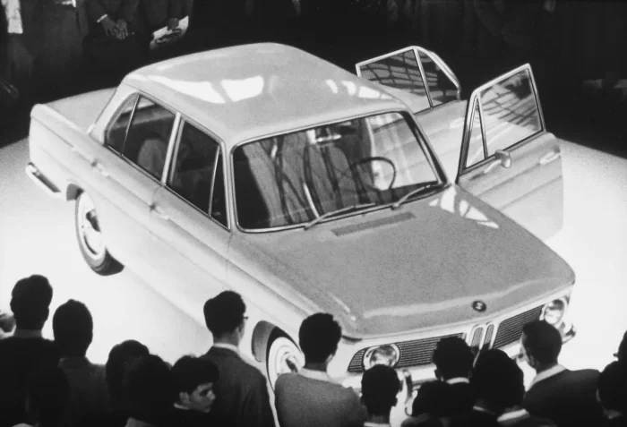 Frankfurt, wrzesień 1961. Tłum nie może się nadziwić — BMW właśnie pokazało samochód, którego na rynku brakowało