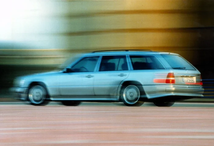 Kombi S124 z 1993 roku w ujęciu trzy czwarte. Za jego codzienną używalnością stoi rzecz prozaiczna, a kluczowa: części i ludzie, którzy potrafią je założyć. Przy nakładzie liczonym w milionach 124 ma jedno i drugie pod dostatkiem — i to ono czyni z niego 