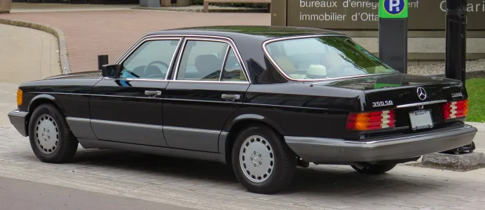 350 SD z napisem na klapie to ostatni diesel gamy, oparty na powiększonym OM603 i sprzedawany wyłącznie w USA. Do Polski takie auta trafiają z importu i pozostają rzadkością — wiedzy serwisowej i części jest u nas mało.