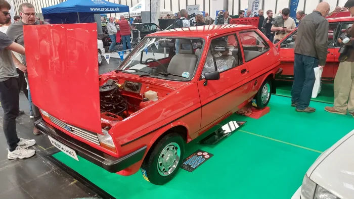 Fiesta Mk1 na zlocie klasyków. Auta, które pół wieku temu woziły Europę do pracy, dziś parkują na wystawowych dywanach.