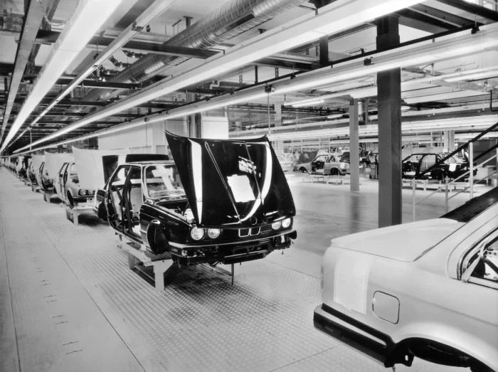 Karoserie E30 na linii montażowej w Regensburgu, 1987. Nowa fabryka BMW ruszyła rok wcześniej — jej pierwszym modelem był właśnie E30.