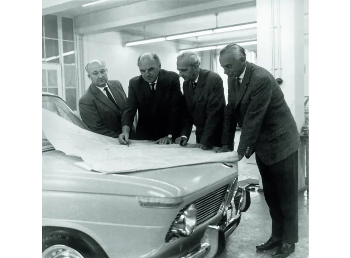 Czterej ojcowie Neue Klasse: Hofmeister, Fiedler, Wolff i von Falkenhausen przy BMW 1500. Zdjęcie z 1970 roku, kiedy ich dzieło już dawno uratowało firmę