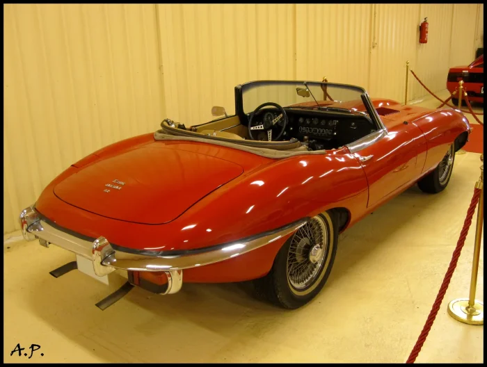 Otwarty E-Type w wersji roadster (OTS) — obok zamkniętego coupé FHC to jedno z dwóch nadwozi, od których zaczynała się gama.