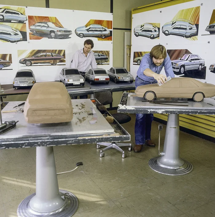 Praca nad bryłą 124 w studiu stylistyki, 1984. Zanim auto trafiło na taśmę, jego kształt powstawał w glinie i na rysunkach, w rękach całego zespołu. Sacco nie rysował 124 sam — jego rola polegała na wyborze kierunku i obronie tego, czego w aucie miało nie