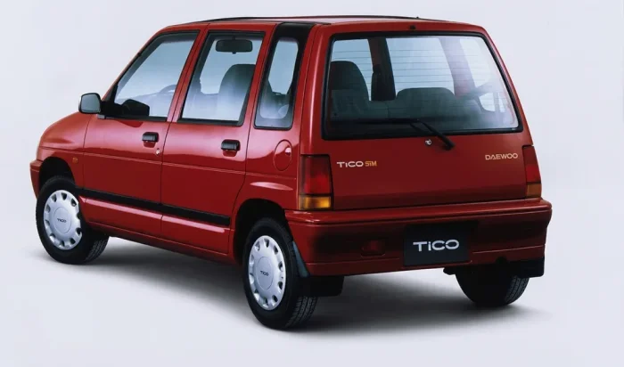 Daewoo Tico SX w kolorze Indian Red — widok z tyłu. Napis DAEWOO i oznaczenie wersji SiM na klapie bagażnika. Materiały katalogowe producenta
