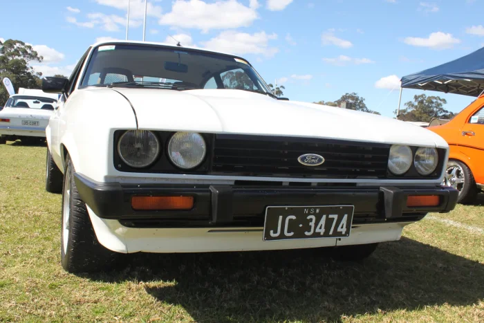Ford Capri Mk3 3.0S w zbliżeniu na front — poczwórne reflektory i atrapa z owalem Forda. To właśnie mocne wersje Mk3 najmocniej drożeją dziś na zachodnim rynku klasyków.