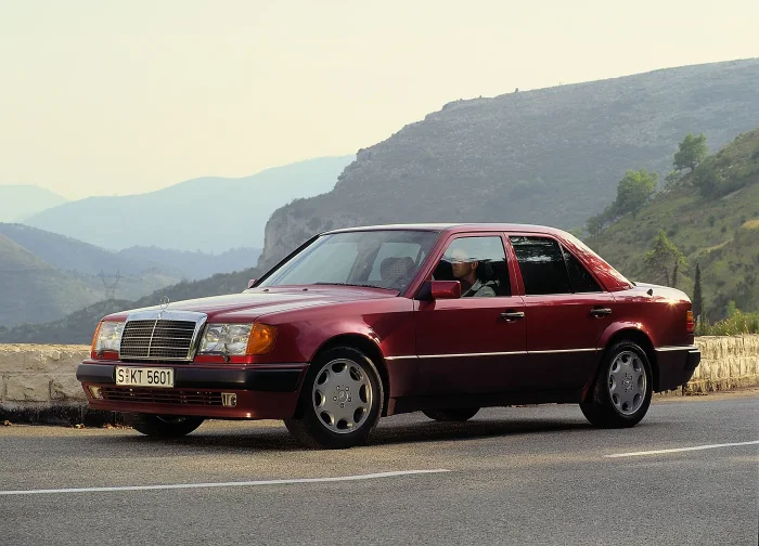 Profil 500E z 1990 roku obnaża to, czego nie widać na wprost — auto siedzi 23 milimetry niżej niż standardowy sedan 124. Niższa, szersza, zaciśnięta sylwetka to zasługa Porsche, które stroiło podwozie pod ciężar i moment widlastej ósemki. Sedan, który geo