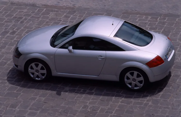 Srebrne Audi TT Coupe pierwszej generacji.