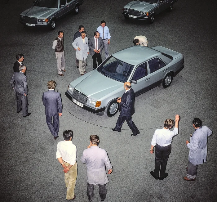 Sacco przy prototypie W124 sedan, 1984 rok. Zdjęcie wykonano w fazie rozwoju modelu, który dziś nazywany jest najtrwalszym Mercedesem w historii.