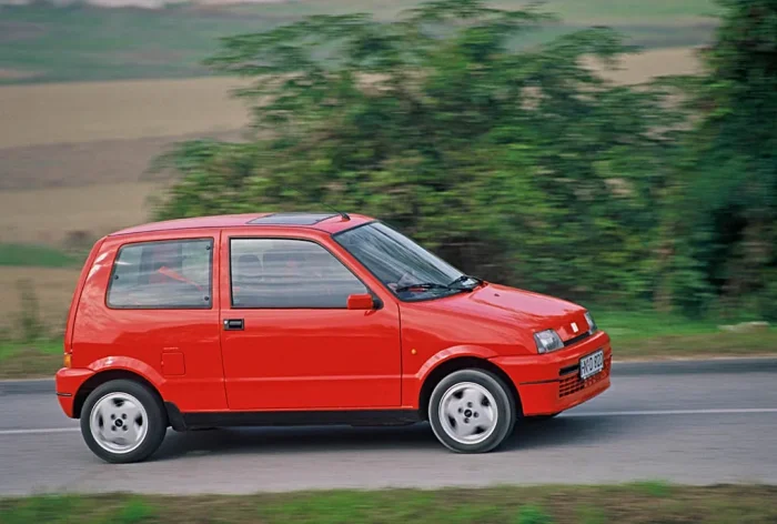 Sporting w ruchu — kadr prasowy Fiata. Obniżone zawieszenie i 54 KM wystarczyły, żeby narodził się Puchar Cinquecento. *fot. Stellantis Heritage / archiwum Fiata*