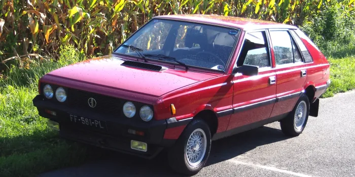 Polonez MR'83 — w tylnych słupkach ma jeszcze kratki wentylacyjne. Dopiero modernizacja MR'86 zastąpiła je małymi okienkami, które dały modelowi przydomek „akwarium". Francuskie tablice to ślad po eksportowej karierze modelu.