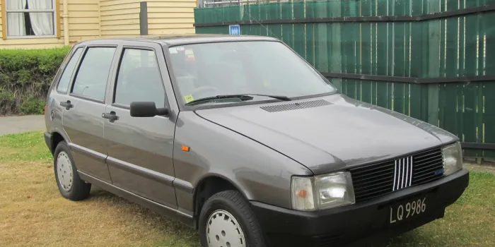 Fiat Uno pierwszej serii — wysokie, kanciaste nadwozie, ktore Giugiaro zaprojektowal pod maksimum przestrzeni. Auto dla milionow, nie dla wybranych.