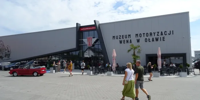 Hala Muzeum Motoryzacji WENA w Oławie — jedna z największych kolekcji samochodów w Polsce.