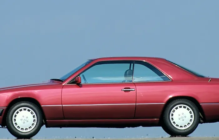 Mercedes-Benz coupé serii modelowej 124. Od 1990 roku model 200 CE produkowano na eksport do Włoch.