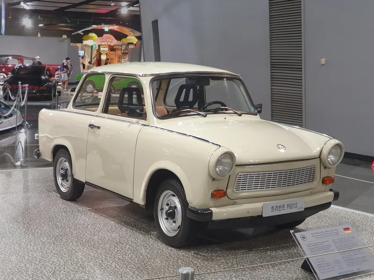 Trabant 601 S z 1988 roku — odmiana z dodatkowymi reflektorami i bogatszym wyposażeniem. Dziewięć na dziesięć wyprodukowanych Trabantów to właśnie 601.