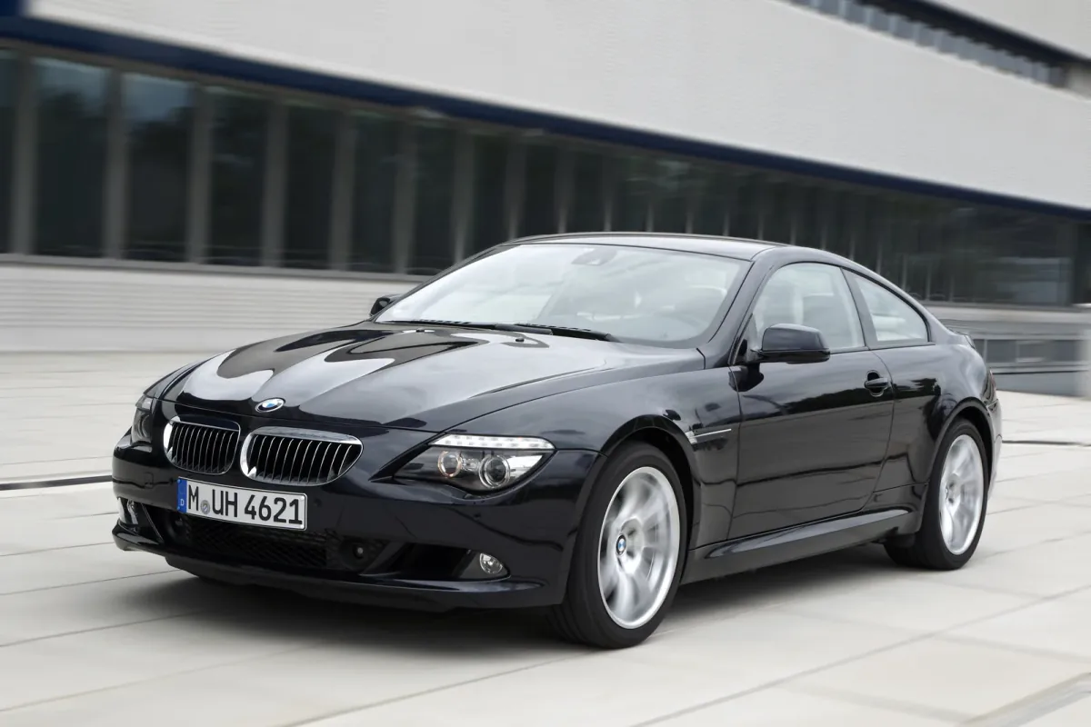 650i po liftingu: wolnossące V8 4,8 litra i 367 KM. Cała gama E63 — od rzędowej szóstki po V10 — obyła się bez turbosprężarki.