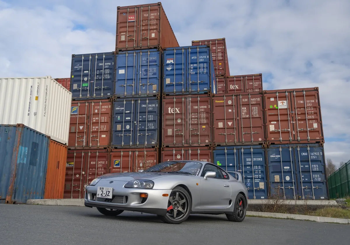 Japońska Supra RZ — wersja turbo z zawieszeniem Bilstein i sześciobiegowym Getragiem. Kierownica po prawej, czyli dokładnie ten układ, od którego zaczyna się dziś polski cennik.