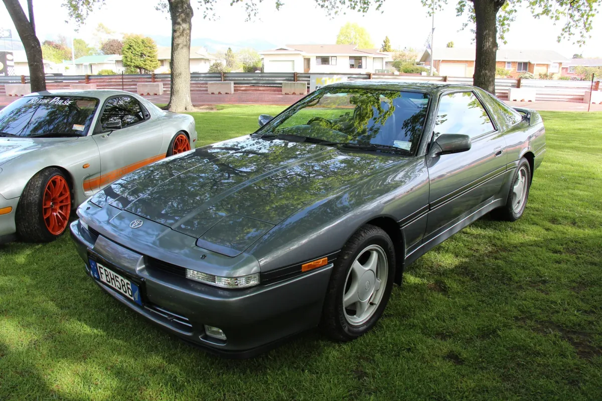 A70 w wersji 3.0 Turbo — flagowa odmiana trzeciej generacji z silnikiem 7M-GTE i mocą 235 KM. Dziś ostatnia Supra, na którą stać zwykłego pasjonata.
