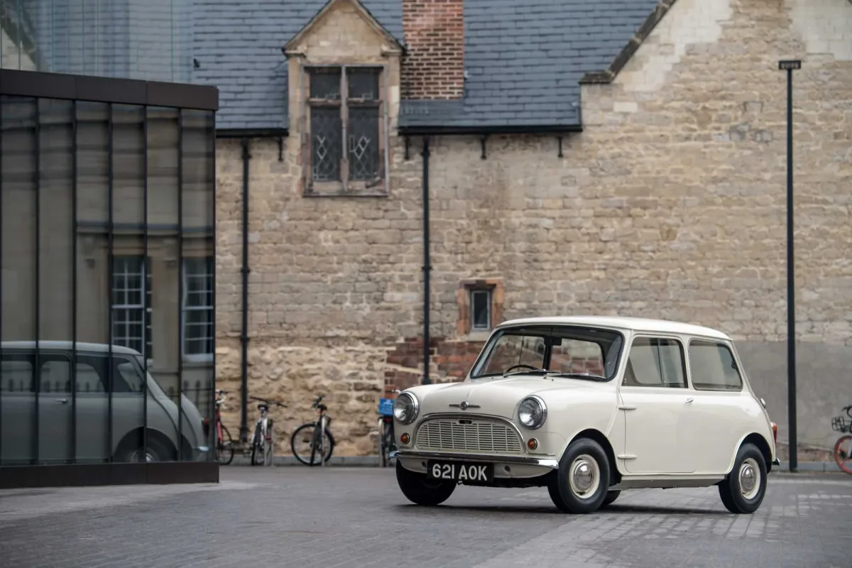 Morris Mini-Minor z 1959 roku na ulicy Oksfordu — kremowy lakier, koła 10-calowe i trzy metry długości. Ten sam kształt sprzedawano wtedy równolegle jako Austin Seven.