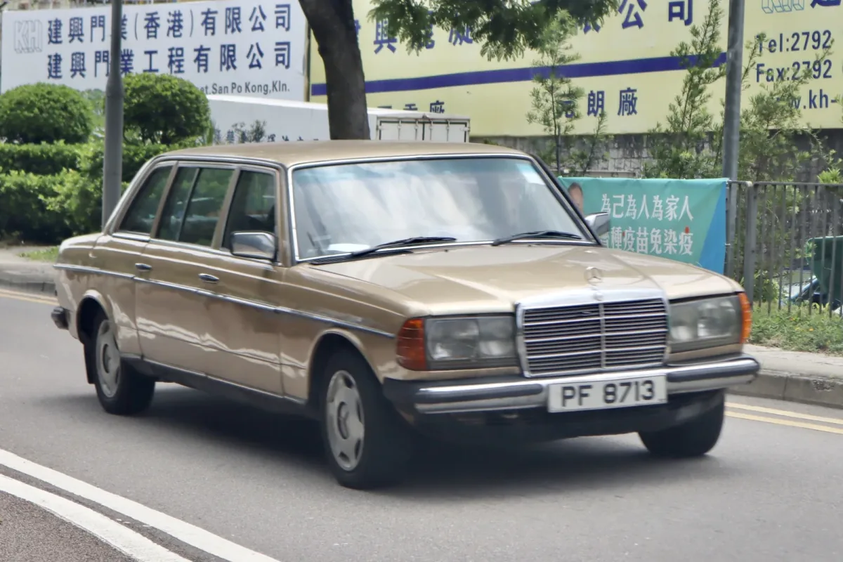 Mercedes V123 – przedłużona limuzyna serii W123. Taki właśnie wariant nadwozia ma taksówka z Maspalomas, która uzbierała ponad 7 milionów kilometrów. Zdjęcie: Jones028, CC BY 2.0